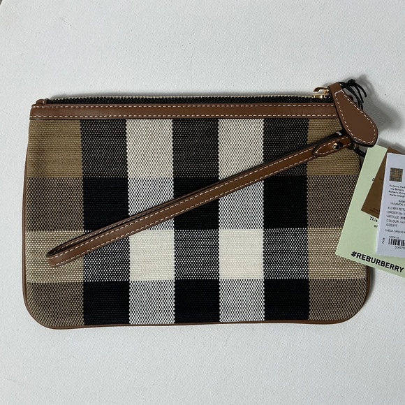 Beautiful Burberry NWT Peyton Clutch Wristlet Pouch - Picture 1 of 5